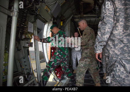 Un paracadutista indonesiano simula uscendo dalla porta di un C-130 Hercules Jumpmaster durante il processo di familiarizzazione degli aeromobili a sostegno del funzionamento del giocattolo di scendere a Simmons Army Air Field, Cumberland County, N.C., Dicembre 1, 2015. Il funzionamento del giocattolo goccia combina U.S. Esercito personale di riserva, Esercito paracadutisti, decine di volontari e nazione partner personale militare, più di una dozzina di Air Force velivoli e giocattoli, tutti per quello che è diventato il più grande del mondo di combinata airborne il funzionamento. (U.S. Esercito foto di Spc. Tracy McKithern/rilasciato) Foto Stock