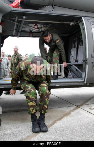 Dutch Sgt. Il Mag. Sebastiaan Kievith esce un UH-60 Black Hawk durante il processo di familiarizzazione degli aeromobili in preparazione per il funzionamento del giocattolo goccia sulla Fort Bragg, N.C., Dicembre 1, 2015. Il funzionamento del giocattolo Drop è la più grande del mondo di combinata airborne operazione con sette partner-nazione paracadutisti che partecipano e soldati consente la possibilità di aiutare i bambini bisognosi di tutto il mondo ricevono giocattoli per le vacanze. (U.S. Esercito foto di Spc. Giuseppina Carlson) Foto Stock