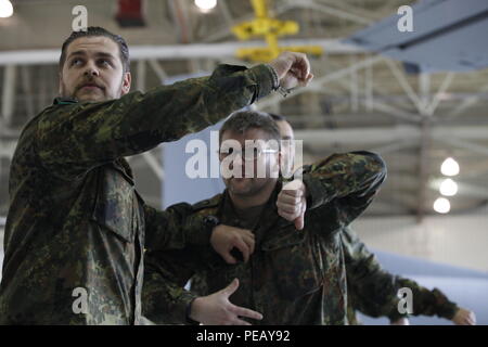 Il tedesco jumpmasters partecipare jumpmaster aeromobile familiarizzazione della formazione in preparazione del xviii annuale di Randy Oler Memorial il funzionamento del giocattolo Drop, ospitato dalla U.S. Esercito degli affari civili e le operazioni psicologiche il comando (airborne), a Fort Bragg, N.C., Dicembre 2, 2015. Il funzionamento del giocattolo Drop è la più grande del mondo di combinata airborne funzionamento e formazione collettiva con sette partner-nazione paracadutisti che partecipano e soldati consente la possibilità di aiutare i bambini nel bisogno di ricevere giocattoli per le vacanze. (U.S. Esercito Foto di Spc. Lisa Velazco/rilasciato) Foto Stock