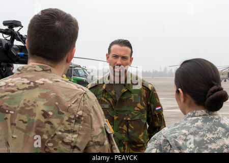 Dutch Sgt. Il Mag. Sebastiaan Kievith rilascia un intervista durante jumpmaster familiarizzazione degli aeromobili a sostegno del funzionamento del giocattolo Drop, Fort Bragg, N.C., Dicembre 2, 2015. Il funzionamento del giocattolo goccia combina U.S. Esercito personale di riserva, Esercito paracadutisti, decine di volontari e nazione partner personale militare, più di una dozzina di Air Force velivoli e giocattoli, tutti per quello che è diventato il più grande del mondo di combinata airborne il funzionamento. (U.S. Esercito foto di Spc. Tracy McKithern/rilasciato) Foto Stock