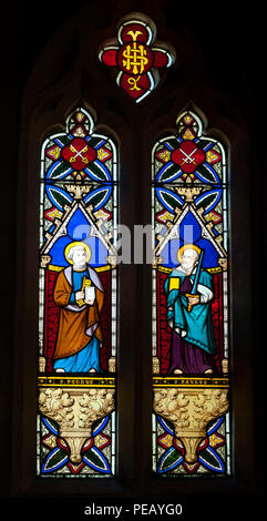 San Pietro e San Paolo in vetro colorato, la Chiesa della Santa Croce, Shipton-su-Cherwell, Oxfordshire, England, Regno Unito Foto Stock