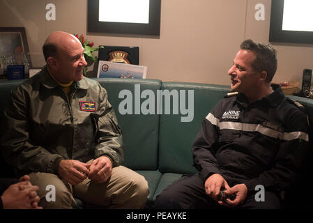 151202-N-MQ094-086 mare mediterraneo (dec. n. 2, 2015) posteriori Adm. Il Bret Batchelder, sinistra, si unisce il Capitano francese C. Cluzel per un pranzo visita a bordo l'orizzonte francese-classe FS di fregate Forbin (D620). Harry Truman Carrier Strike gruppo sta conducendo operazioni navali negli Stati Uniti Sesta flotta area di operazioni a sostegno degli Stati Uniti per gli interessi di sicurezza nazionali in Europa e in Africa. (U.S. Foto di Marina di Massa Specialista comunicazione 2° E. T. Miller/rilasciato) Foto Stock