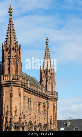 Edimburgo, Scozia, Regno Unito - 13 Giugno 2012: guglie e breve facciata in pietra marrone di Scottish National Portrait Gallery contro il cielo blu. Foto Stock