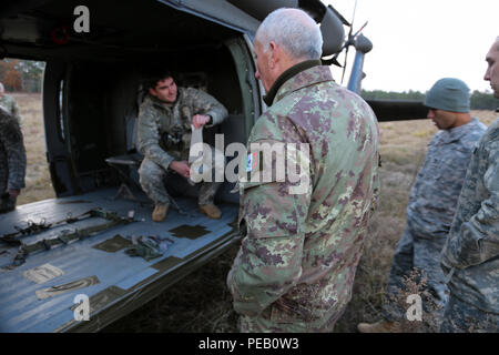 Un italiano di jumpmaster orologi come l'equipaggio di volo prepara ta UH-60 Black Hawk per le operazioni di volo a sostegno del funzionamento del giocattolo Drop, Fort Bragg, N.C., Dicembre 3, 2015. Il funzionamento del giocattolo goccia combina U.S. Esercito personale di riserva, Esercito paracadutisti, decine di volontari e nazione partner personale militare, più di una dozzina di Air Force velivoli e giocattoli, tutti per quello che è diventato il più grande del mondo di combinata airborne il funzionamento. (U.S. Esercito foto di Spc. Tracy McKithern/rilasciato) Foto Stock