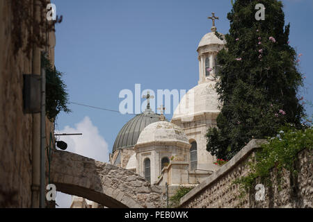 Croci sulle chiese nel quartiere cristiano della Città Vecchia di Gerusalemme. Da una serie di foto di viaggio presi in Gerusalemme e nelle aree vicine. Foto d Foto Stock
