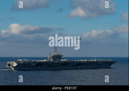 151203-N-NX690-639 Mare Mediterraneo (dec. n. 3, 2015) Un F/A-18E Super Hornet assegnato all'Pukin' Cani di Strike Fighter Squadron (VFA) 143 inizia un volo supersonico oltre il ponte di volo della portaerei USS Harry Truman (CVN 75). L'Harry Truman Carrier Strike gruppo sta conducendo operazioni navali negli Stati Uniti Sesta flotta area di operazioni a sostegno degli Stati Uniti per gli interessi di sicurezza nazionali in Europa e in Africa. (U.S. Navy foto/rilasciato) Foto Stock