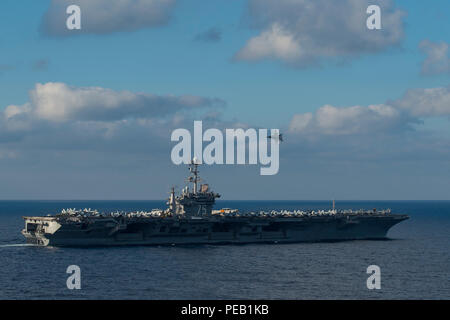 151203-N-NX690-639 Mare Mediterraneo (dec. n. 3, 2015) Un F/A-18E Super Hornet, assegnato al "Pukin " Cani " di Strike Fighter Squadron (VFA) 143, inizia un volo supersonico oltre il ponte di volo della portaerei USS Harry Truman (CVN 75). Harry Truman Carrier Strike gruppo sta conducendo operazioni navali negli Stati Uniti Sesta flotta area di operazioni a sostegno degli Stati Uniti per gli interessi di sicurezza nazionali in Europa e in Africa. (U.S. Foto di Marina di Massa Specialista comunicazione marinaio J. M. Tolbert/rilasciato) Foto Stock