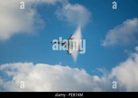 151203-N-MQ094-359 mare mediterraneo (dec. n. 3, 2015) Un F/A-18E Super Hornet, assegnato al "Pukin " Cani " di Strike Fighter Squadron (VFA) 143, si rompe la barriera del suono durante un'aria di dimostrazione di potenza al di sopra del ponte di volo della portaerei USS Harry Truman (CVN 75). Harry Truman Carrier Strike gruppo sta conducendo operazioni navali negli Stati Uniti Sesta flotta area di operazioni a sostegno degli Stati Uniti per gli interessi di sicurezza nazionali in Europa e in Africa. (U.S. Foto di Marina di Massa Specialista comunicazione di 2A CLASSE E. T. Miller/rilasciato) Foto Stock