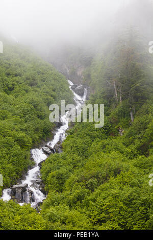 Alte cascate sottile in Keystone Canyon sulla Richardson Highway in Valdez Alaska Foto Stock