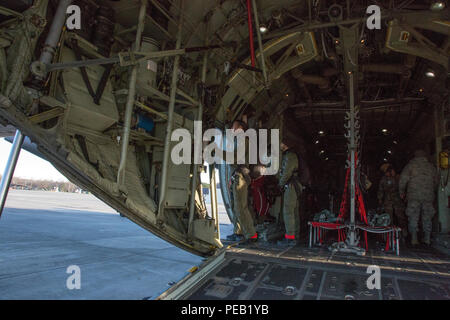 Dutch Sgt. Il Mag. Sebastiaan Kievith, jump master, esegue jump master mansioni a bordo di una C-130 Hercules a sostegno del funzionamento del giocattolo Drop, Fort Bragg, N.C., Dicembre 4, 2015. Il funzionamento del giocattolo goccia combina U.S. Esercito personale di riserva, Esercito paracadutisti, decine di volontari e nazione partner personale militare, più di una dozzina di Air Force velivoli e giocattoli, tutti per quello che è diventato il più grande del mondo di combinata airborne il funzionamento. (U.S. Esercito foto di Spc. Tracy McKithern/rilasciato) Foto Stock