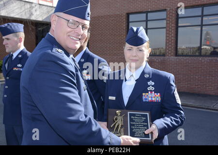 Stati Uniti Air Force Master Sgt. Rebecca Tongen, installazione soprintendente di emergenza per la 145Ingegneria Civile Squadron, riceve l'Eccezionale Non-Commissioned Senior Officer del quarto premio per luglio-settembre 2015, da Col. Marshall C. Collins, commander, 145Airlift Wing, durante una rampa formazione tenutosi presso la North Carolina Air National Guard Base, l'Aeroporto Internazionale Charlotte Douglas, 6 dicembre 2015. Tongen ha 14 anni di servizio militare. (U.S. Air National Guard foto di Senior Airman Laura Montgomery, 145Affari pubblici/rilasciato) Foto Stock