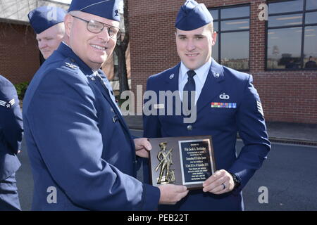 Stati Uniti Air Force Staff Sgt. Giacobbe Burkhalter, il controllore del traffico aereo per la 145operazioni di combattimento gruppo, riceve l'Eccezionale Non-Commissioned Officer del quarto premio per luglio-settembre 2015, da Col. Marshall C. Collins, commander, 145Airlift Wing, durante una rampa formazione tenutosi presso la North Carolina Air National Guard Base, l'Aeroporto Internazionale Charlotte Douglas, 6 dicembre 2015. Burkhalter ha sei anni di servizio militare. (U.S. Air National Guard foto di Senior Airman Laura Montgomery, 145Affari pubblici/rilasciato) Foto Stock