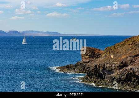 Vista da Lanzarote a Fuerteventura con due barche a vela e un motoscafo sul mare Foto Stock