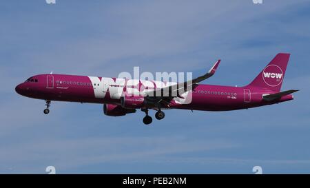 Wow Air Airbus A321 TF-GMA su corto finale per la pista 26L a Londra Gatwick LGW EGKK sabato 11 agosto 201 Foto Stock