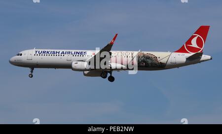 La Turkish Airlines Airbus A321 TC-JTP in "l'anno di Tro livrea' in corto finale per la pista 26L a Londra Gatwick LGW EGKK Sabato 11 Agosto 2018 Foto Stock