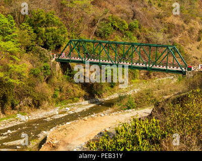 Ferro ponte sopra il fiume Panar, probabile luogo dove Jim Corbett aveva ford il fiume quando dopo il Panar maneater, Kumaon Hills, Uttarakhand, India Foto Stock