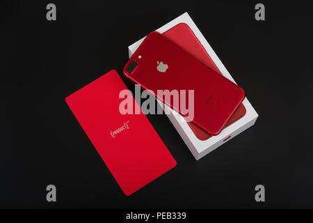 BURGAS IN BULGARIA - Agosto 9, 2018: Apple iPhone 7 Plus Red Special Edition su sfondo nero, vista posteriore. Foto Stock