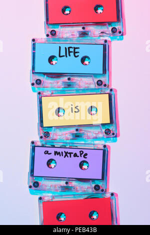 Vista superiore del disposto colorate cassette audio con la vita è un mixtape iscrizione su sfondo viola Foto Stock