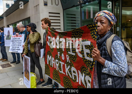 Londra, Regno Unito. Il 13 agosto 2018. I manifestanti al di fuori degli uffici Majedie. Tre giorni prima che il sesto anniversario della strage quando 34 colpisce i minatori sono stati uccisi dalla polizia sudafricana a Lonmin Marikana della miniera di platino, un tour della città di Londra hanno visitato gli investitori, gli assicuratori e gli azionisti di trarre profitto dalla violenza contro le persone e la natura in Marikana e sentito parlare delle radici coloniali della enorme ricchezza della città. Credito: Peter Marshall / Alamy Live News Foto Stock