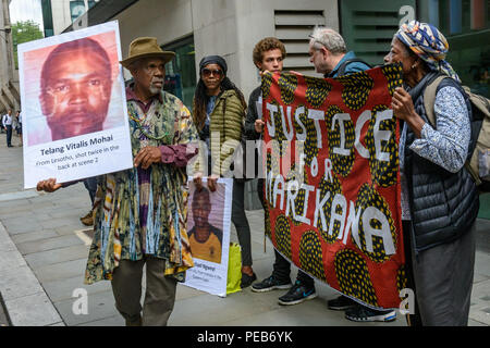 Londra, Regno Unito. Il 13 agosto 2018. I manifestanti al di fuori degli uffici Majedie. Tre giorni prima che il sesto anniversario della strage quando 34 colpisce i minatori sono stati uccisi dalla polizia sudafricana a Lonmin Marikana della miniera di platino, un tour della città di Londra hanno visitato gli investitori, gli assicuratori e gli azionisti di trarre profitto dalla violenza contro le persone e la natura in Marikana e sentito parlare delle radici coloniali della enorme ricchezza della città. Credito: Peter Marshall / Alamy Live News Foto Stock