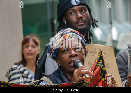 Londra, Regno Unito. Il 13 agosto 2018. I manifestanti al di fuori degli uffici Majedie. Tre giorni prima che il sesto anniversario della strage quando 34 colpisce i minatori sono stati uccisi dalla polizia sudafricana a Lonmin Marikana della miniera di platino, un tour della città di Londra hanno visitato gli investitori, gli assicuratori e gli azionisti di trarre profitto dalla violenza contro le persone e la natura in Marikana e sentito parlare delle radici coloniali della enorme ricchezza della città. Credito: Peter Marshall / Alamy Live News Foto Stock