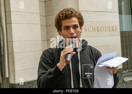 Londra, Regno Unito. Il 13 agosto 2018. I manifestanti al di fuori degli uffici di Schroders. Tre giorni prima che il sesto anniversario della strage quando 34 colpisce i minatori sono stati uccisi dalla polizia sudafricana a Lonmin Marikana della miniera di platino, un tour della città di Londra hanno visitato gli investitori, gli assicuratori e gli azionisti di trarre profitto dalla violenza contro le persone e la natura in Marikana e sentito parlare delle radici coloniali della enorme ricchezza della città. Credito: Peter Marshall / Alamy Live News Foto Stock