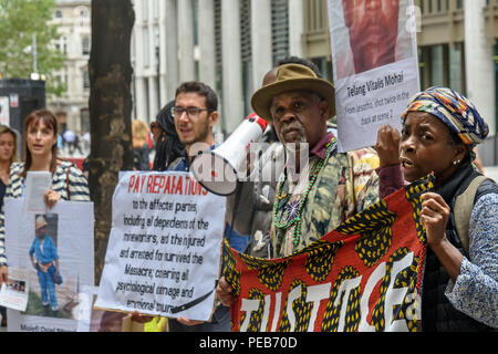 Londra, Regno Unito. Il 13 agosto 2018. I manifestanti al di fuori degli uffici di Schroders. Tre giorni prima che il sesto anniversario della strage quando 34 colpisce i minatori sono stati uccisi dalla polizia sudafricana a Lonmin Marikana della miniera di platino, un tour della città di Londra hanno visitato gli investitori, gli assicuratori e gli azionisti di trarre profitto dalla violenza contro le persone e la natura in Marikana e sentito parlare delle radici coloniali della enorme ricchezza della città. Credito: Peter Marshall / Alamy Live News Foto Stock