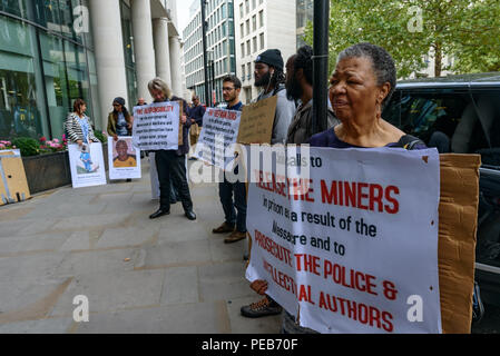 Londra, Regno Unito. Il 13 agosto 2018. I manifestanti al di fuori degli uffici di Investec. Tre giorni prima che il sesto anniversario della strage quando 34 colpisce i minatori sono stati uccisi dalla polizia sudafricana a Lonmin Marikana della miniera di platino, un tour della città di Londra hanno visitato gli investitori, gli assicuratori e gli azionisti di trarre profitto dalla violenza contro le persone e la natura in Marikana e sentito parlare delle radici coloniali della enorme ricchezza della città. Credito: Peter Marshall / Alamy Live News Foto Stock