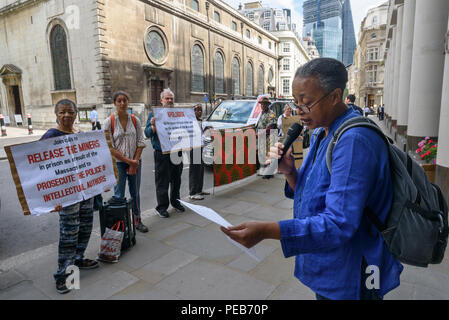 Londra, Regno Unito. Il 13 agosto 2018. I manifestanti al di fuori degli uffici di Investec. Tre giorni prima che il sesto anniversario della strage quando 34 colpisce i minatori sono stati uccisi dalla polizia sudafricana a Lonmin Marikana della miniera di platino, un tour della città di Londra hanno visitato gli investitori, gli assicuratori e gli azionisti di trarre profitto dalla violenza contro le persone e la natura in Marikana e sentito parlare delle radici coloniali della enorme ricchezza della città. Credito: Peter Marshall / Alamy Live News Foto Stock