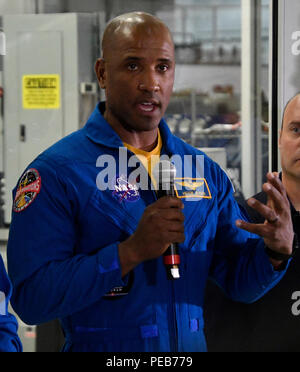 Hawthorne, California, Stati Uniti d'America. 13 Agosto, 2018. NASA astronaut Victor Glover parla alla stampa durante un incontro e saluto con SpaceX gli ingegneri e gli astronauti della NASA che sarà battenti la società?s primo equipaggio Dragon missioni per la NASA?s equipaggio commerciale programma.Foto da Gene Blevins/LA/DailyNews SCNG/ZumaPress Credit: Gene Blevins/ZUMA filo/Alamy Live News Foto Stock