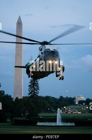 Il Presidente degli Stati Uniti, Trump ritorna su Marina Uno alla Casa Bianca di Washington, DC dopo una vacanza di lavoro, 13 agosto 2018. Credito: Chris Kleponis/Piscina via CNP | Utilizzo di tutto il mondo Foto Stock