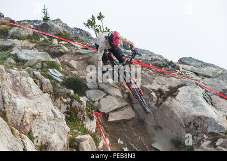 Whistler, Canada. Il 15 agosto 2018. Whistler, British Columbia, Canada. 12 Agosto, 2018. Yoann Barelli (FRA) della Commencal Vallnord Enduro Racing Team Racing per il quinto posto ad Agosto 12, 2018 Enduro World Series Camelbak Canadian Open Enduro presentato dalla manifestazione specializzata in Whistler, British Columbia, Canada. Credito: Ironstring/Alamy Live News Credito: Ironstring/Alamy Live News Foto Stock