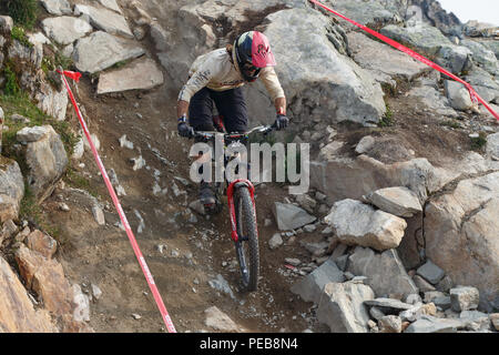 Whistler, Canada. Il 15 agosto 2018. Whistler, British Columbia, Canada. 12 Agosto, 2018. Yoann Barelli (FRA) della Commencal Vallnord Enduro Racing Team Racing per il quinto posto ad Agosto 12, 2018 Enduro World Series Camelbak Canadian Open Enduro presentato dalla manifestazione specializzata in Whistler, British Columbia, Canada. Credito: Ironstring/Alamy Live News Credito: Ironstring/Alamy Live News Foto Stock