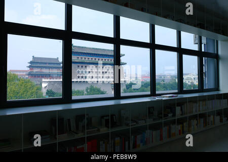 Beijin, Beijin, Cina. 14 Ago, 2018. Pechino, Cina-la 24 Ore di bookstore pagina uno situato nella parte anteriore del porta Zhengyang a Pechino, è considerata come una delle librerie con la vista più bella. Credito: SIPA Asia/ZUMA filo/Alamy Live News Foto Stock