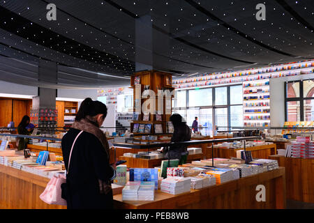 Beijin, Beijin, Cina. 14 Ago, 2018. Pechino, Cina-la 24 Ore di bookstore pagina uno situato nella parte anteriore del porta Zhengyang a Pechino, è considerata come una delle librerie con la vista più bella. Credito: SIPA Asia/ZUMA filo/Alamy Live News Foto Stock