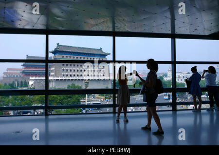 Beijin, Beijin, Cina. 14 Ago, 2018. Pechino, Cina-la 24 Ore di bookstore pagina uno situato nella parte anteriore del porta Zhengyang a Pechino, è considerata come una delle librerie con la vista più bella. Credito: SIPA Asia/ZUMA filo/Alamy Live News Foto Stock