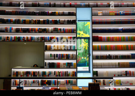 Beijin, Beijin, Cina. 14 Ago, 2018. Pechino, Cina-la 24 Ore di bookstore pagina uno situato nella parte anteriore del porta Zhengyang a Pechino, è considerata come una delle librerie con la vista più bella. Credito: SIPA Asia/ZUMA filo/Alamy Live News Foto Stock