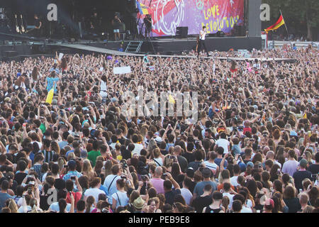 (180814) -- BUDAPEST, 14 agosto 2018 (Xinhua) -- Reveller godetevi un concerto del canadese cantante e cantautore Shawn Peter Raul Mendes noto professionalmente come Shawn Mendes al Main Stage del Sziget Festival che si tiene a Budapest, in Ungheria su agosto 13, 2018. (Xinhua/Attila Volgyi) (gj) Foto Stock