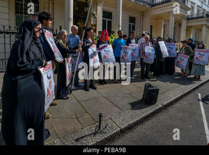 Agosto 13, 2018 - Londra, Regno Unito. Il 13 agosto 2018. Scioperante della fame Ali Mushaima chi è stato al di fuori del Bahrain ambasciata in Belgrave Square dal 1 agosto, chiedendo il suo 70-anno vecchio padre in prigione in Bahrain per essere dato ha urgentemente bisogno di cure mediche, le visite alle famiglie (arrestato diciotto mesi fa), e l'accesso ai libri è stato aggredito domenica mattina da parte del personale all'interno dell'Ambasciata, con una benna di un liquido sconosciuto che è gettato su di lui dall'ambasciatore balcone. Suo padre Hassan Mushaima e di altri difensori dei diritti umani e i leader dell opposizione sono stati rapiti nel marzo 2017, brutalmente torturati e g Foto Stock