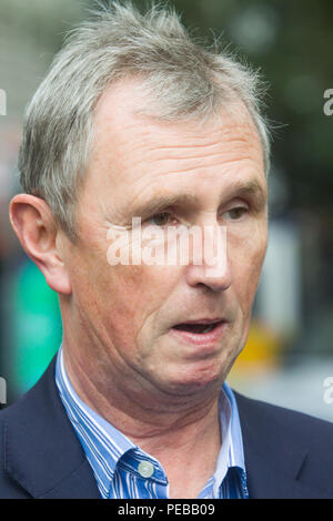 Londra il 14 agosto 2018. Nigel Evans mp conservatore per Ribble Valley parla ai giornalisti in seguito ad un avviso di sicurezza Westminster dopo un veicolo è riportato per la scivolata delle barriere di sicurezza al di fuori della Camera dei deputati al Parlamento europeo Credito: amer ghazzal/Alamy Live News Foto Stock