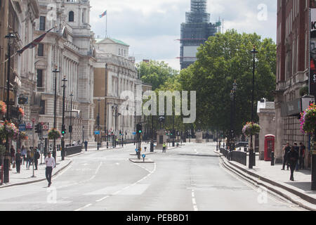 Londra il 14 agosto 2018. Whitehall è isolato e il traffico è bloccato in seguito ad un avviso di sicurezza e sospetto attacco terroristico in Westminster dopo un veicolo è riportato per la scivolata delle barriere di sicurezza al di fuori della Camera dei deputati al Parlamento europeo Credito: amer ghazzal/Alamy Live News Foto Stock