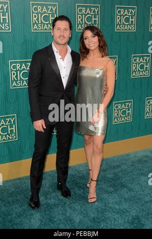 Los Angeles, CA, Stati Uniti d'America. Il 7 agosto, 2018. Val Chmerkovskiy, Jenna Johnson presso gli arrivi per CRAZY ricchi asiatici Premiere, TCL teatro cinese (in precedenza Grauman's), Los Angeles, CA il 7 agosto 2018. Credito: Priscilla concedere/Everett raccolta/Alamy Live News Foto Stock