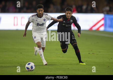 Washington, Distretto di Columbia, Stati Uniti d'America. 14 Luglio, 2018. D.C. Regno centrocampista Yamil Asad (22) battaglie Vancouver Whitecaps avanti Anthony Blondll (9) per una sfera allentati durante il gioco tra D.C. Regno e Vancouver Whitecaps presso Audi Archiviato in Washington, DC il 14 luglio 2018. D.C. Si tratta di D.C. Regno del primo gioco in campo Audi. Credito: Alex Edelman/ZUMA filo/Alamy Live News Foto Stock