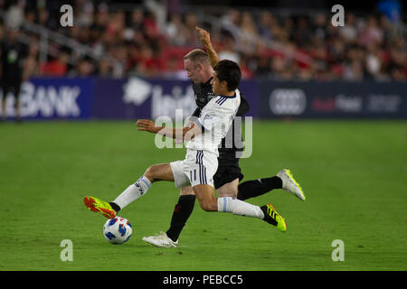 Washington, Stati Uniti. 14 Luglio, 2018. D.C. Regno avanti Wayne Rooney (9) battaglie Vancouver Whitecaps avanti Nicolas Mezquida (11) per una sfera allentati durante il gioco tra D.C. Regno e Vancouver Whitecaps presso Audi Archiviato in Washington, DC il 14 luglio 2018. D.C. Si tratta di D.C. Regno del primo gioco in campo Audi. Credito: la foto di accesso/Alamy Live News Foto Stock