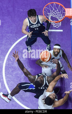 (180814) -- JAKARTA, 14 agosto 2018 (Xinhua) -- Indonesia Jammarr Andre Johnson (C) compete durante il di pallacanestro degli uomini di 5x5 Gruppo una corrispondenza tra l'Indonesia e la Corea del Sud ai Giochi Asiatici 2018 a Jakarta, Indonesia il 14 agosto 2018. La Corea del Sud ha vinto 104-65. (Xinhua/Huang Zongzhi) Foto Stock