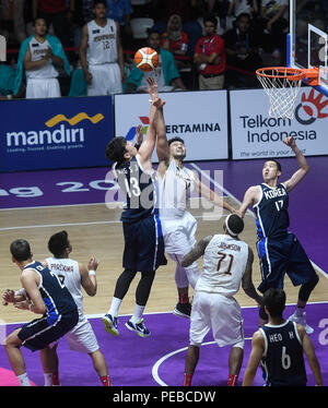 (180814) -- JAKARTA, 14 agosto 2018 (Xinhua) -- Adhi Pratama Prasetyo Putra (R) superiore dell Indonesia vies contro il sud coreano player Kang Sangjae durante l'di pallacanestro degli uomini di 5x5 Gruppo una corrispondenza tra l'Indonesia e la Corea del Sud ai Giochi Asiatici 2018 a Jakarta, Indonesia il 14 agosto 2018. La Corea del Sud ha vinto 104-65. (Xinhua/Huang Zongzhi) Foto Stock