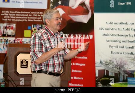 Des Moines, Stati Uniti d'America. 13 Ago, 2018. Terry Branstad, U.S. Ambasciatore in Cina, parla al pubblico durante gli imprenditori immigrati vertice di Des Moines di Iowa State University negli Stati Uniti, su agosto 13, 2018. Nonostante alcuni dissensi, gli Stati Uniti e la Cina possono lavorare insieme per risolvere i problemi e di costruire un "futuro luminoso,' U.S. Ambasciatore in Cina, Terry Branstad, detto qui il lunedì in mezzo alle continue USA-Cina attriti commerciali. Credito: Wang Ping/Xinhua/Alamy Live News Foto Stock