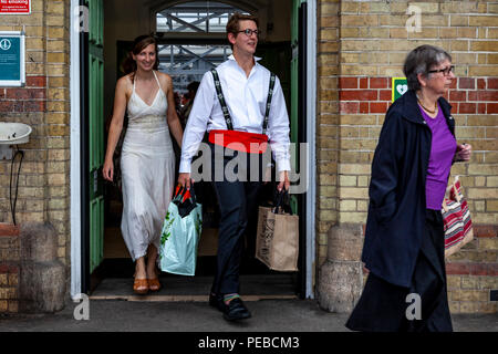 Lewes, Regno Unito. Il 14 agosto 2018. Giovani appassionati di opera arrivano di Lewes, nel Sussex, lungo il tragitto per il teatro dell'opera Glyndebourne per vedere una performance di Vanessa. Credito: Concedere Rooney/Alamy Live News Foto Stock