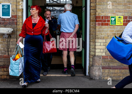 Lewes, Regno Unito. Il 14 agosto 2018. Amanti dell'Opera di arrivare di Lewes, nel Sussex, lungo il tragitto per il teatro dell'opera Glyndebourne per vedere una performance di Vanessa. Credito: Concedere Rooney/Alamy Live News Foto Stock