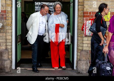 Lewes, Regno Unito. Il 14 agosto 2018. Amanti dell'Opera di arrivare di Lewes, nel Sussex, lungo il tragitto per il teatro dell'opera Glyndebourne per vedere una performance di Vanessa. Credito: Concedere Rooney/Alamy Live News Foto Stock